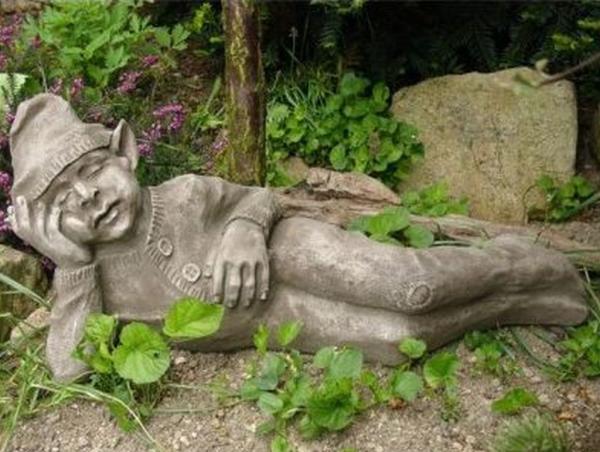 liegender Wichtel LASSE | Fiona Scott © | Devonshire Statuary